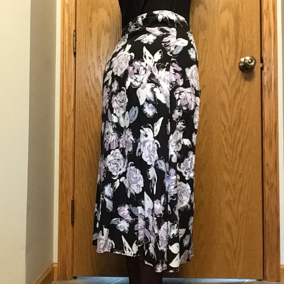 Croft & Barrow - Purple, blue & white floral skirt with black background - Picture 3 of 9